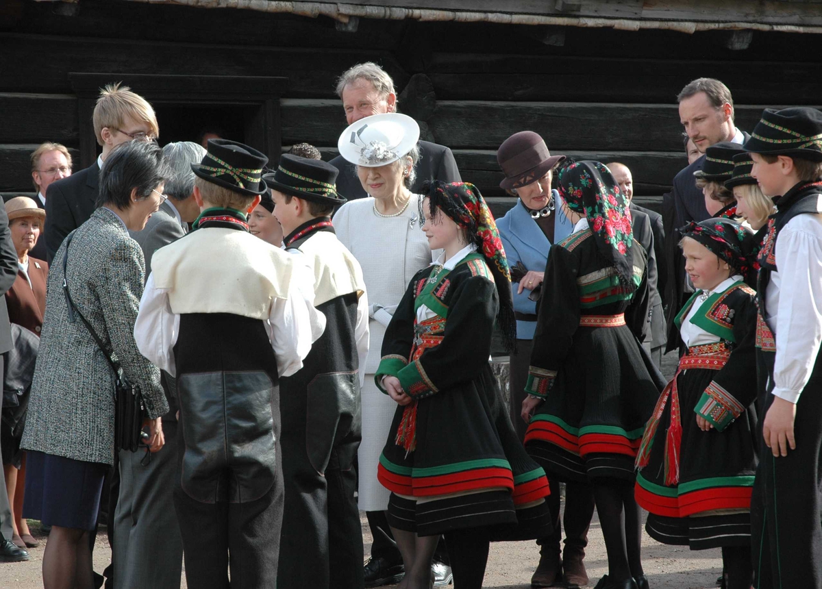 Det japanske keiserparet besøker Norsk Folkemuseum 10. mai 2005. Norsk Folkemuseums dansegruppe opptrer i anledning besøket, og får hilse på  keiserparet.
