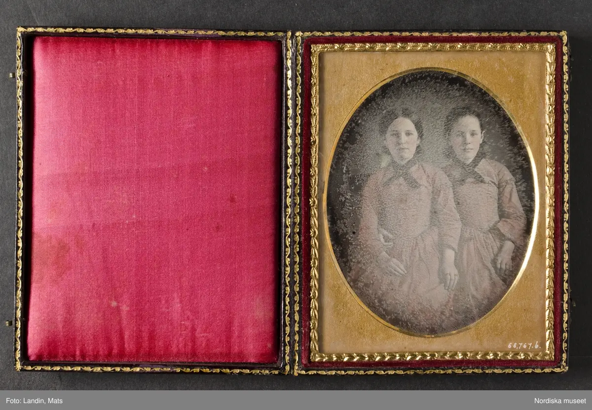 Herre, bröstbild.
Flickor, stående knästycke.