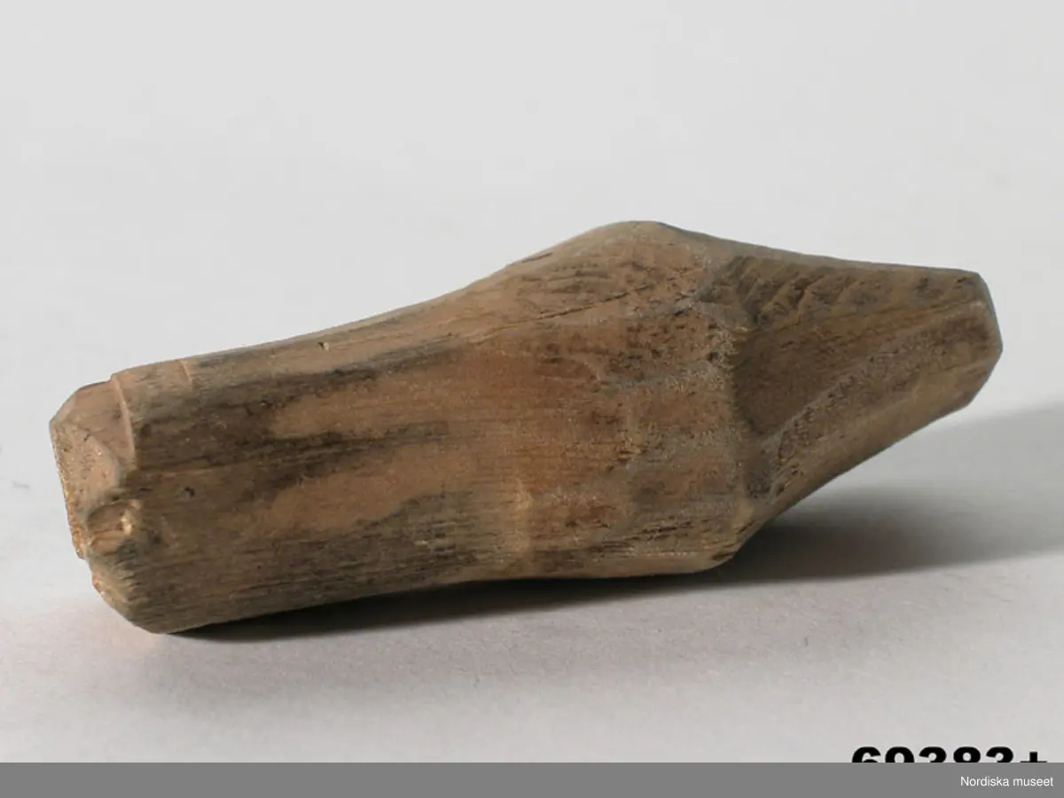 Huvudliggaren:
"Skjutdon fr. Jukkasjärvi sn, Torne lappmark. Från Piilijärvi. Kulpung af skinn och krutmått af ben. Förf. af Olof Johan Nilsson. Ink. af jägmästaren Hugo Samzelius. 1891. Bil. Samzelius 85."