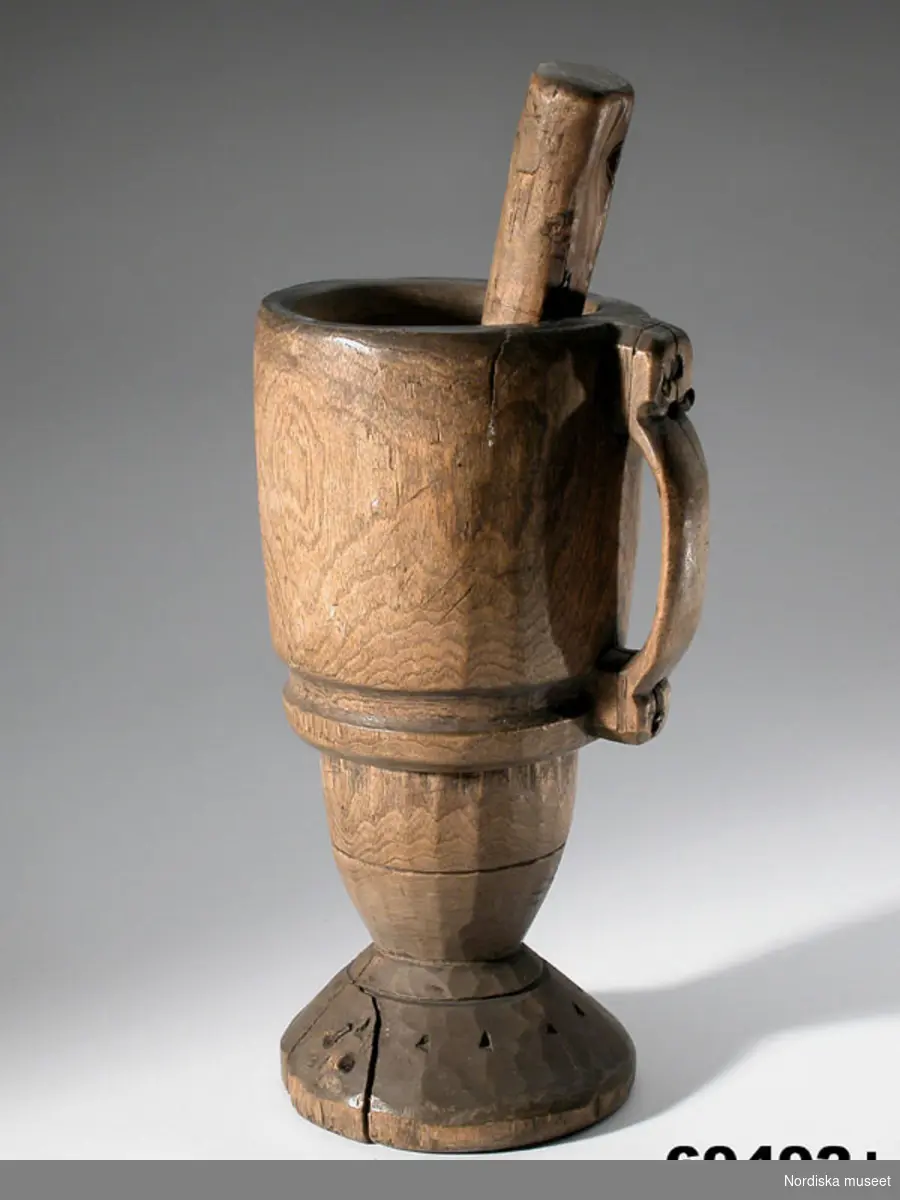 Huvudliggaren:
"Kaffemortel fr. Jukkasjärvi sn, Torne lappmark. Från Vittangi. Märkt: 'I X 0 3.'LAf trä. Med stöt. Ink. af jägmästaren Hugo Samzelius. 1891. Bil. Samzelius 195."