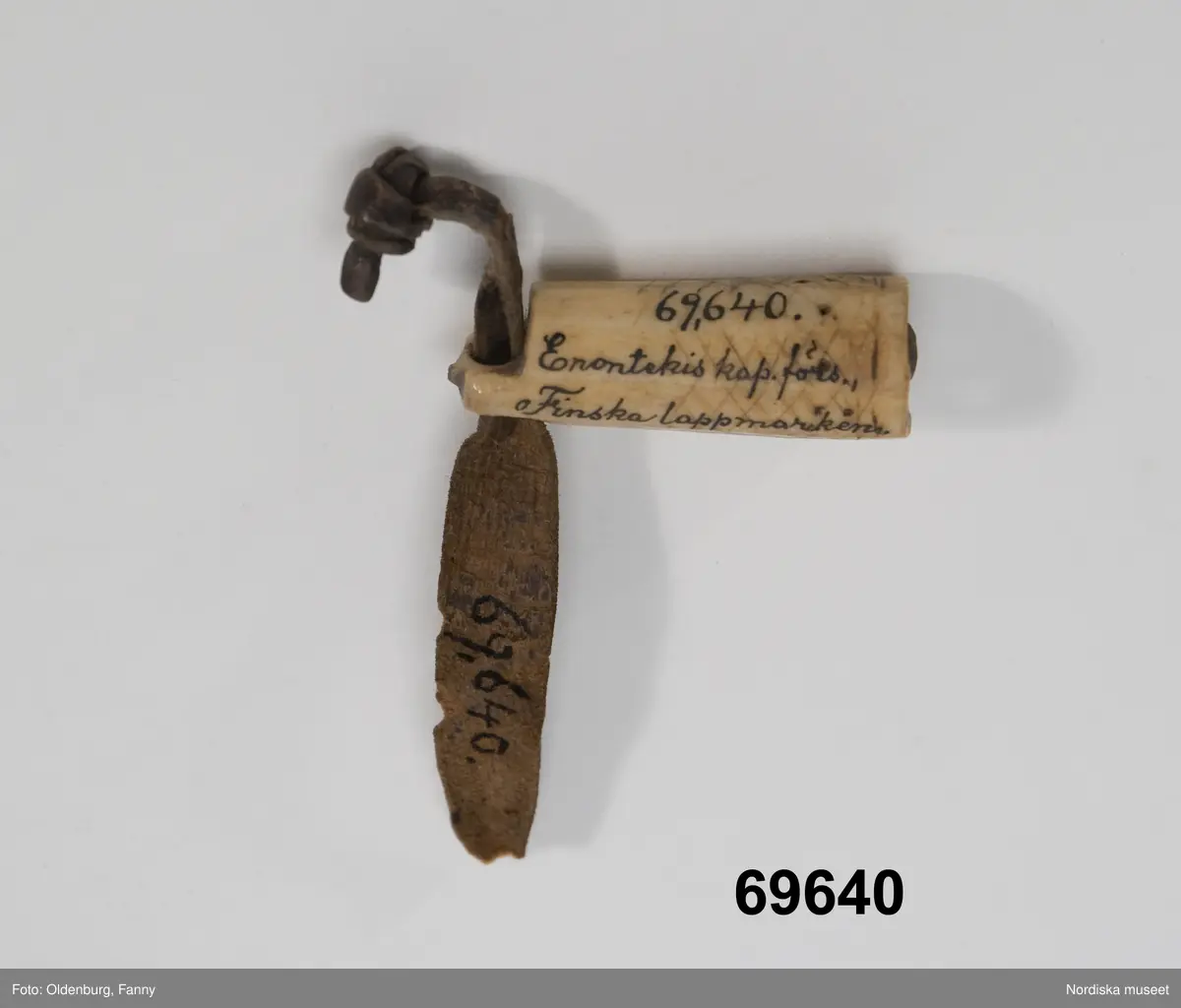 Huvudliggaren:
"Sked fr. Enontekis kapellförs., Finska lappmarken. Från Palojoki. Af renhorn. Förf. af finske nybyggaren Johan Kulttamaa. Ink. af jägmästaren Hugo Samzelius. 1891. Bil. Samzelius 343."