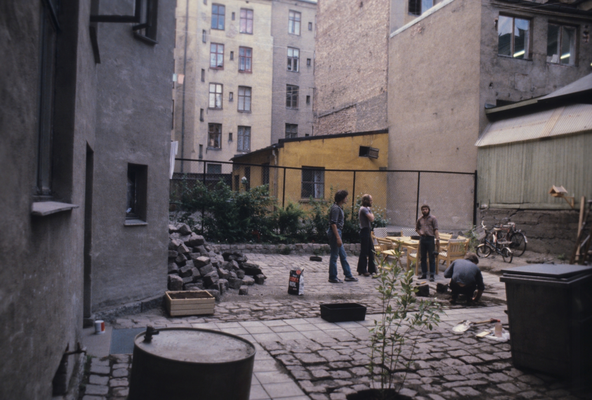 Oppussing av bakgård i Jens Bjelkes gate 4 i Oslo. Fotografert for Bonytt 1983.