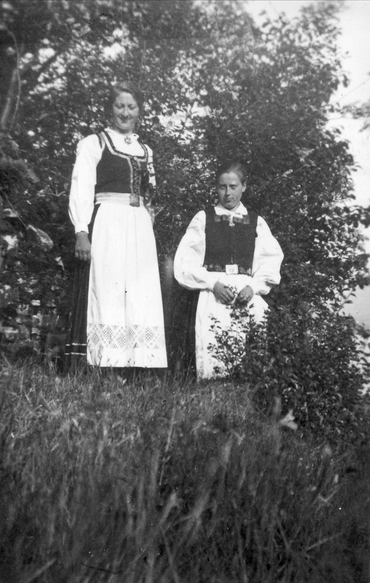 To kvinner i bunader fra Nordfjord, Gloppen. ca 1940.