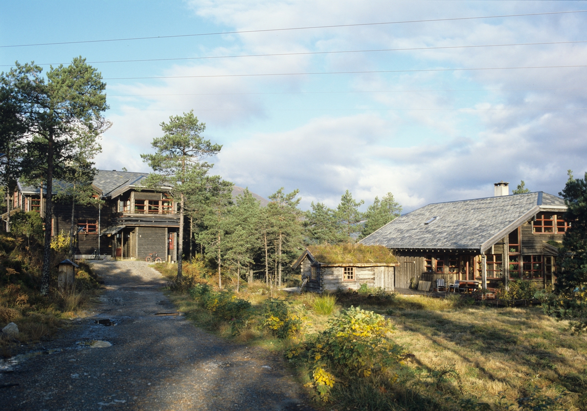 To hus og et gjestehus ligger vakkert i terrenget i Naustdal ved Førde. llustrasjonsbilde fra Bonytt 1986.