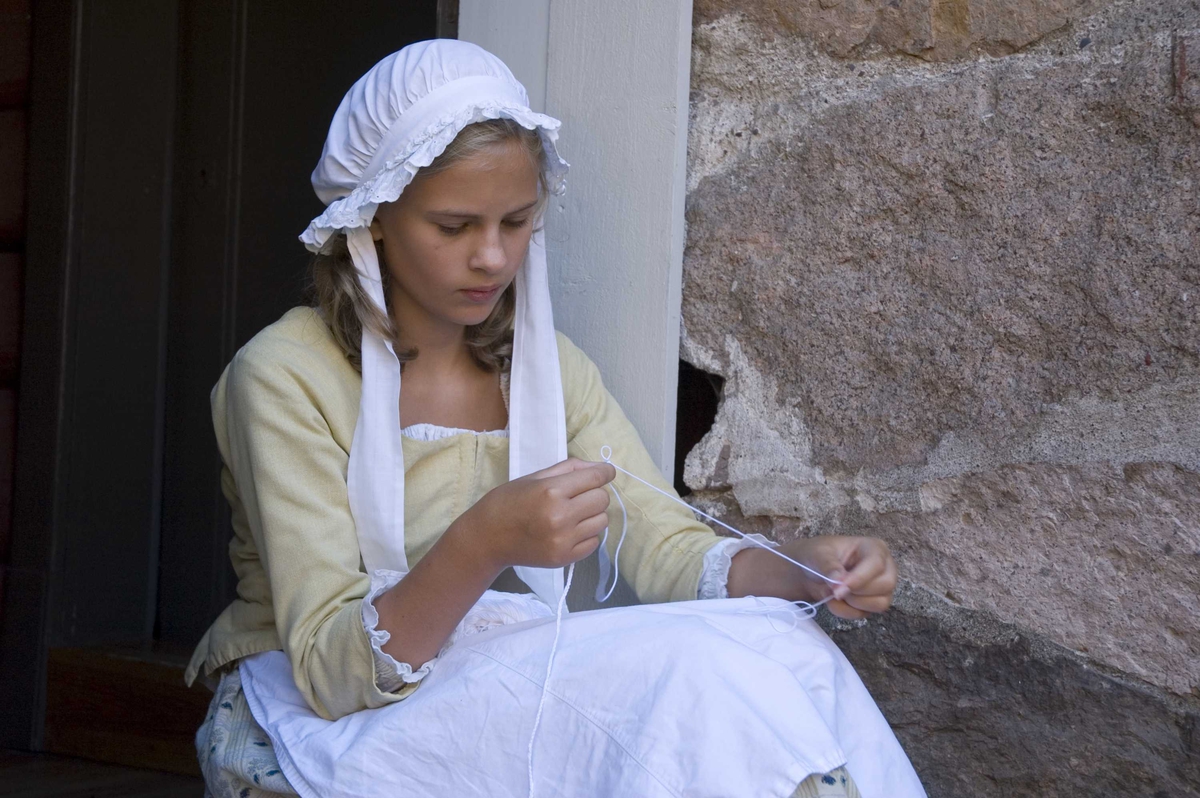 Levendegjøring på museum.
Ferieskolen uke 31 i 2006. jente som driver med fingerstrikking.
Norsk Folkemuseum, Bygdøy.