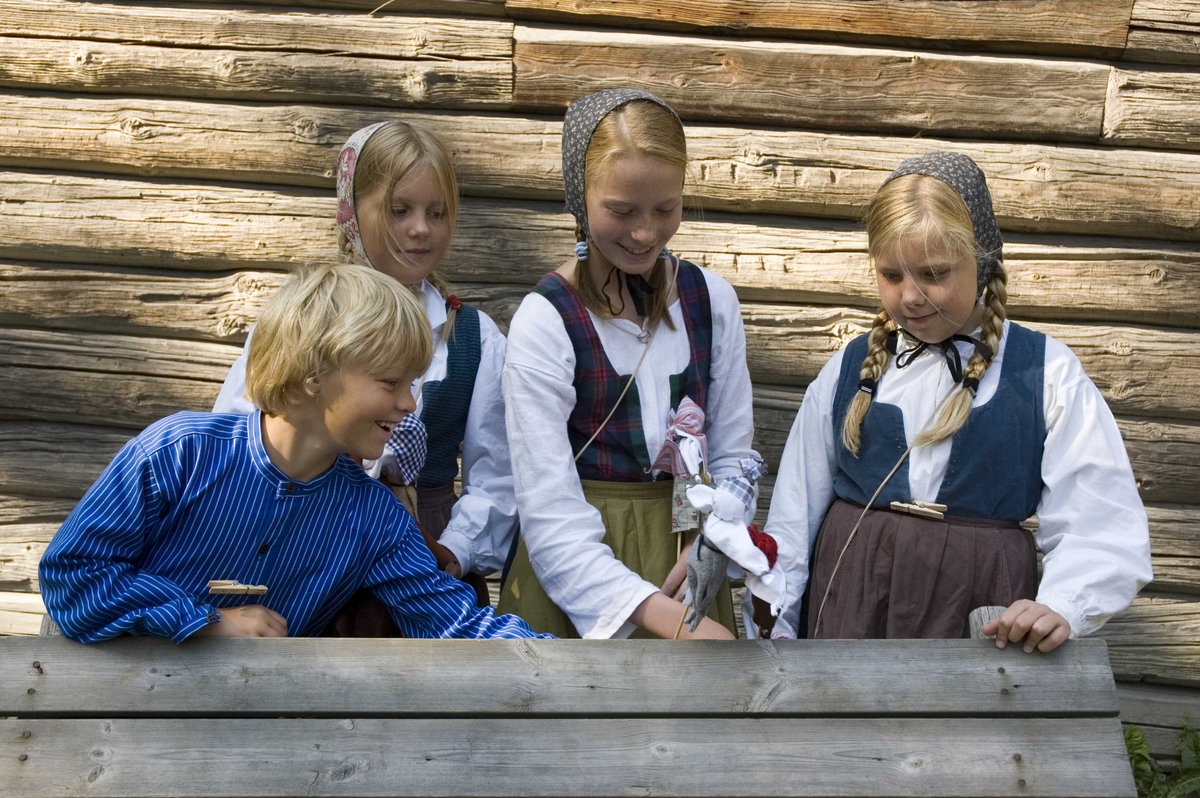 Levendegjøring på museum.
Ferieskolen uke 31. Barna spiller dukketeater.
Norsk Folkemuseum, Bygdøy.