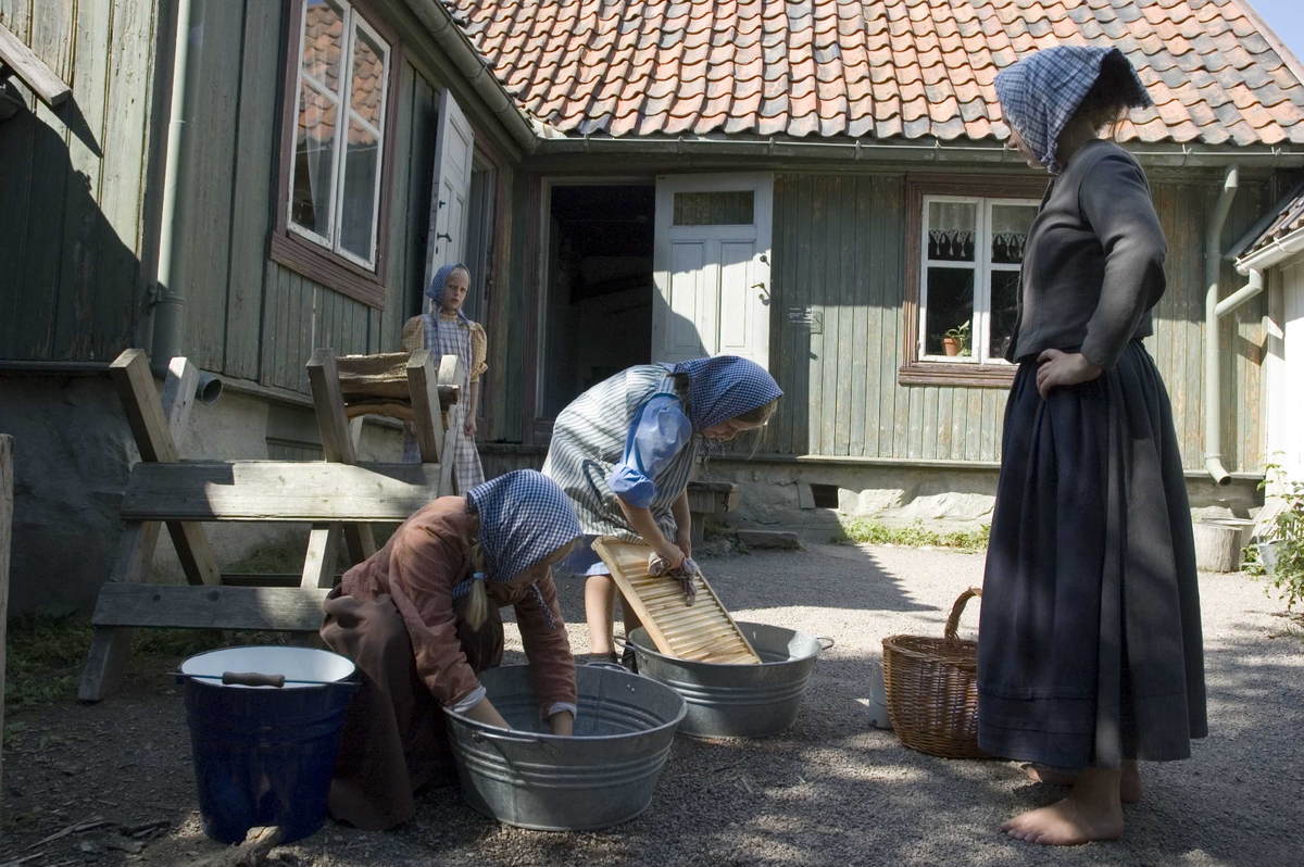 Levendegjøring på museum.
Ferieskolen uke 31. Klesvask på Enerhaugen. Norsk Folkemuseum, Bygdøy.