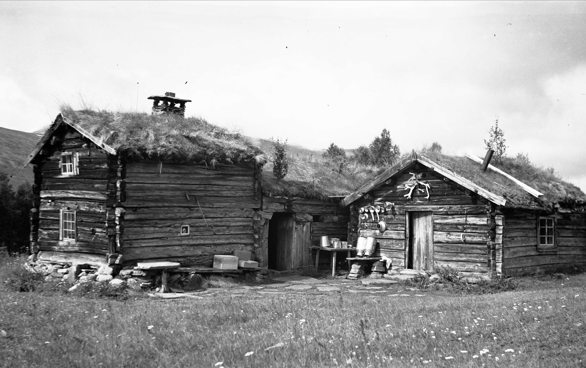 Setertun, Grøtsætra, Gjevillvatnet, Oppdal, Sør-Trøndelag.  Fotografert 1940. Fra album. 