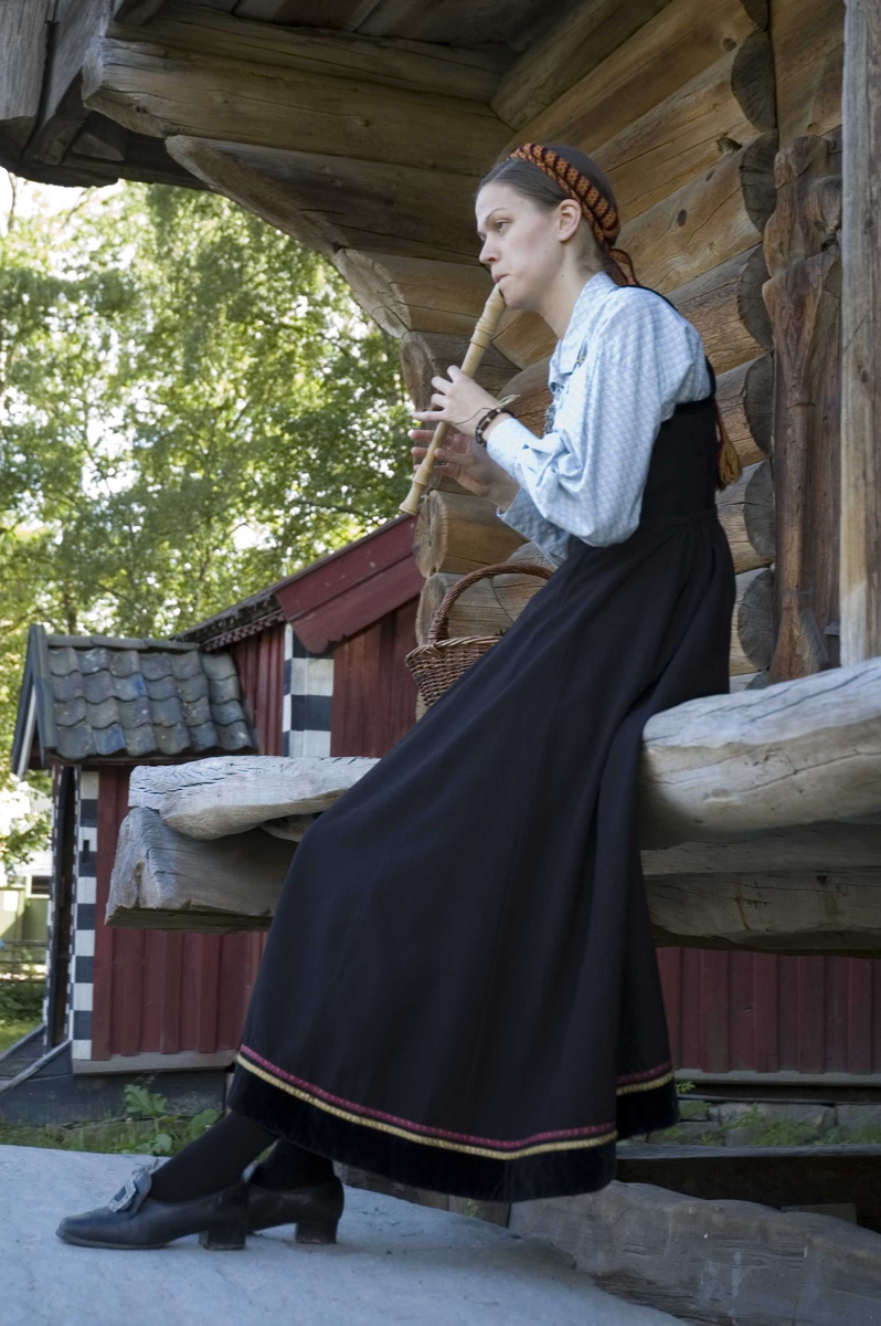 St. Hansfest. Jente som spiller fløyte i Telemarkstunet.