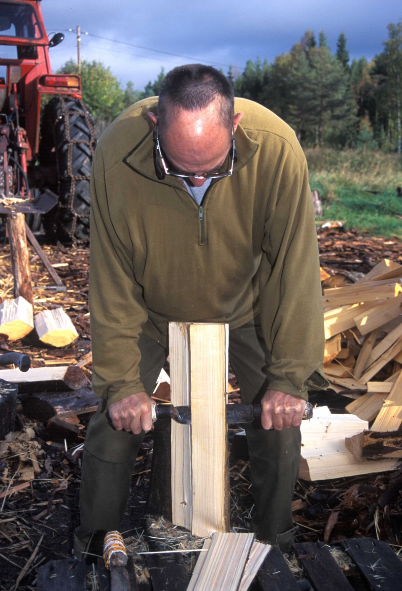 Stikktak, er laget av Per Haagenrud, Breiviken Tretak. Han har holdt på med produksjon av stikker siden ca. 1993. Haagenrud har etter hvert fått god erfaring på utvelgelse av trær som egner seg til å produsere stikker av.