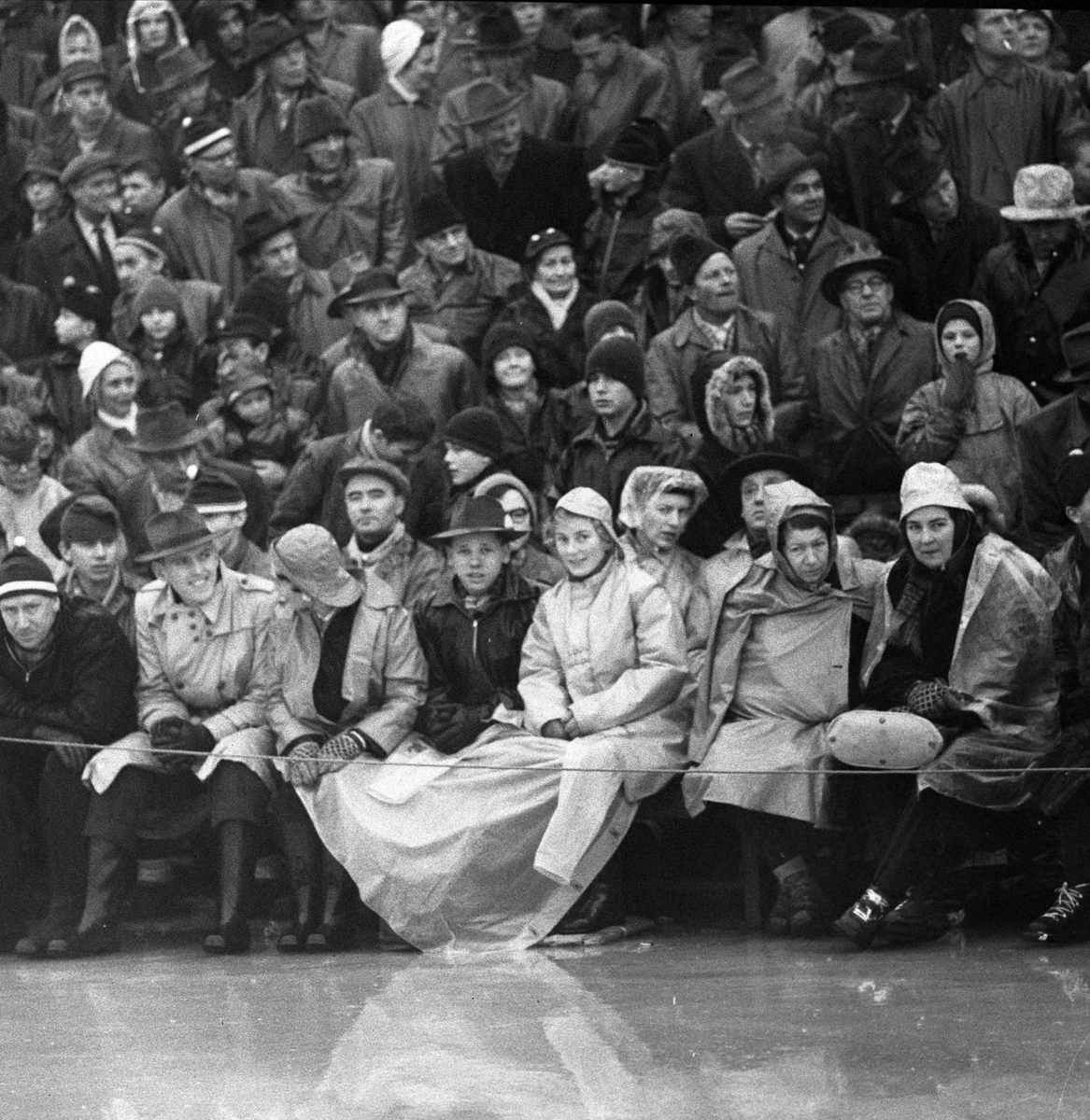 Idrettspublikum på skøyteløp i regnvær. Europamesterskapet på Bislett 1960.