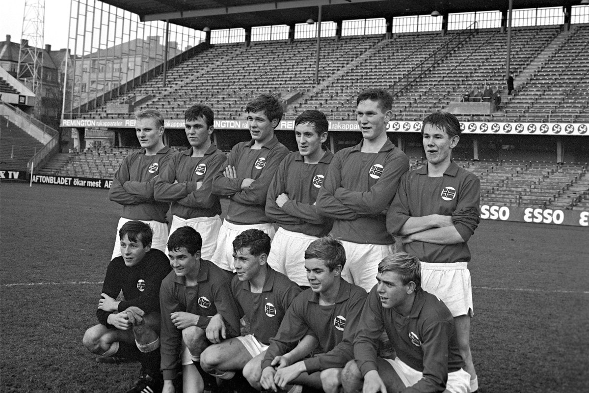 Serie bilder av juniorlandskamp i fotball, Norge - Sverige 1967. 