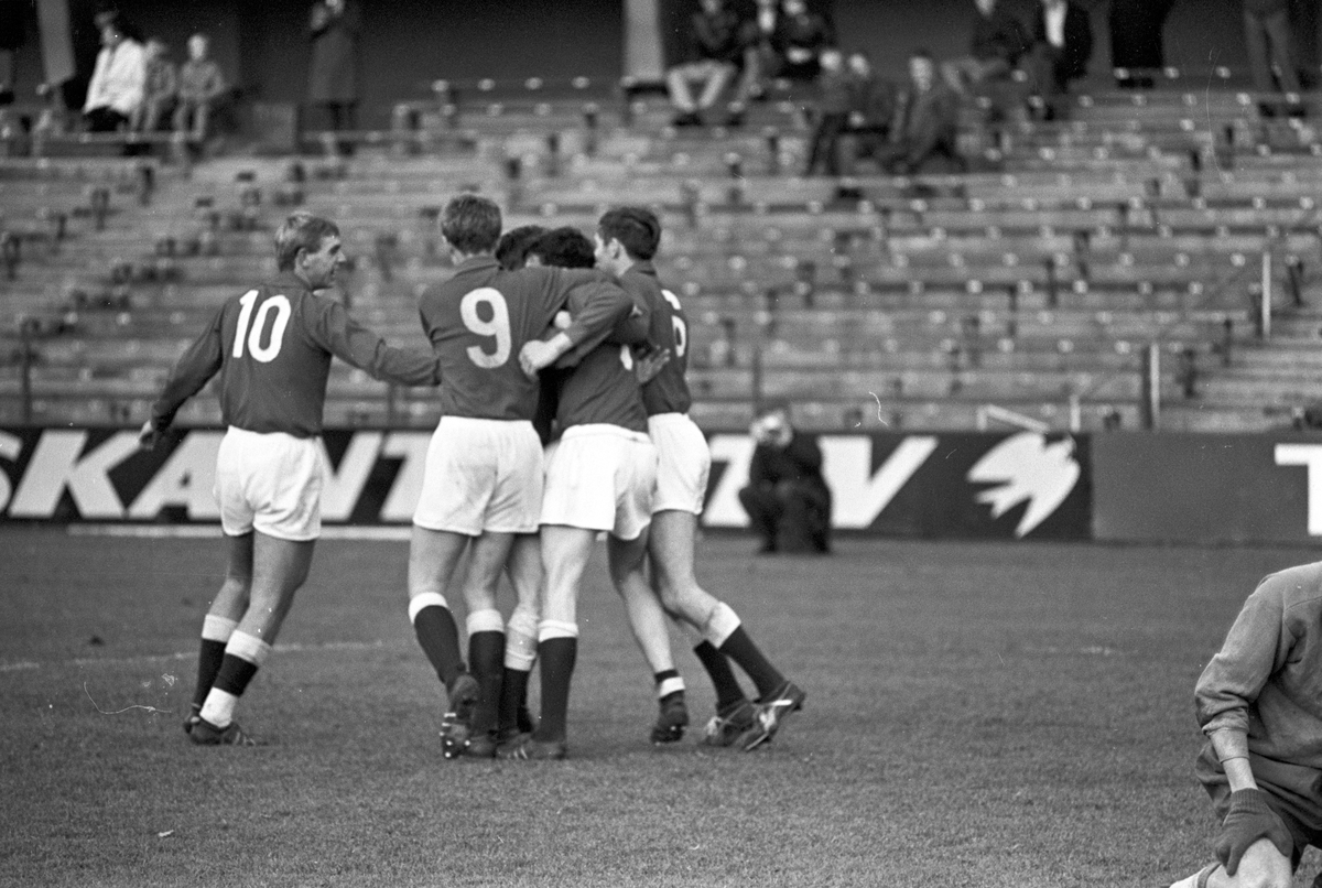 Serie bilder av juniorlandskamp i fotball, Norge - Sverige 1967. 