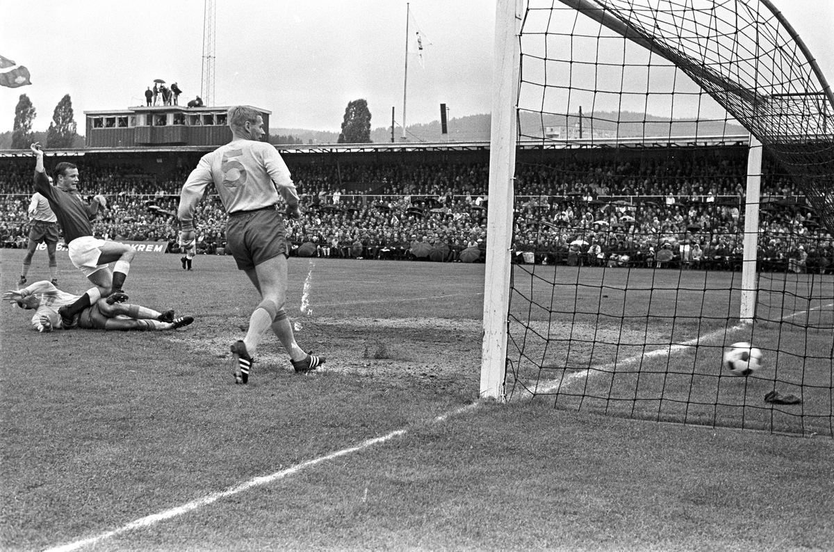 Serie bilder av landskamp i fotball Norge - Sverige 03.09.1967