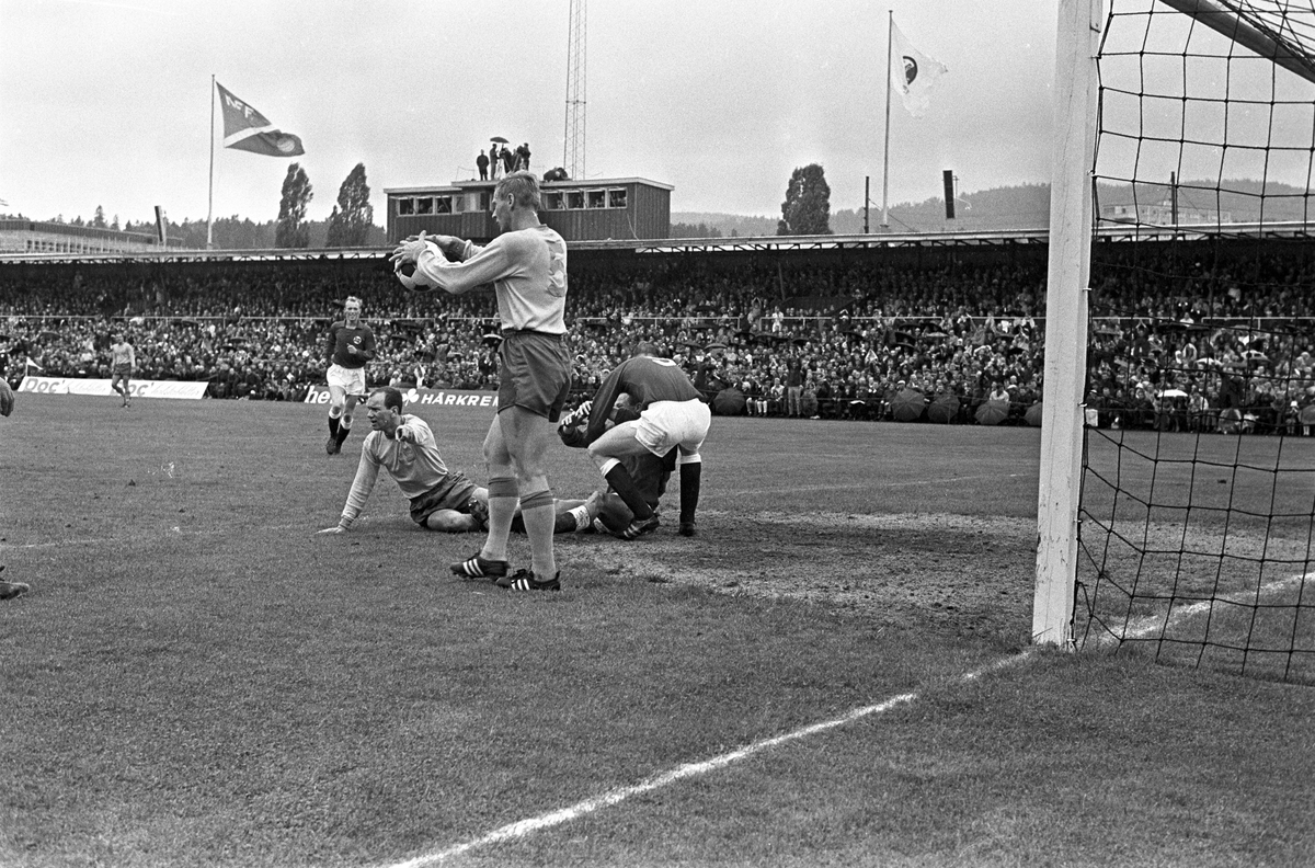Serie bilder av landskamp i fotball Norge - Sverige 03.09.1967