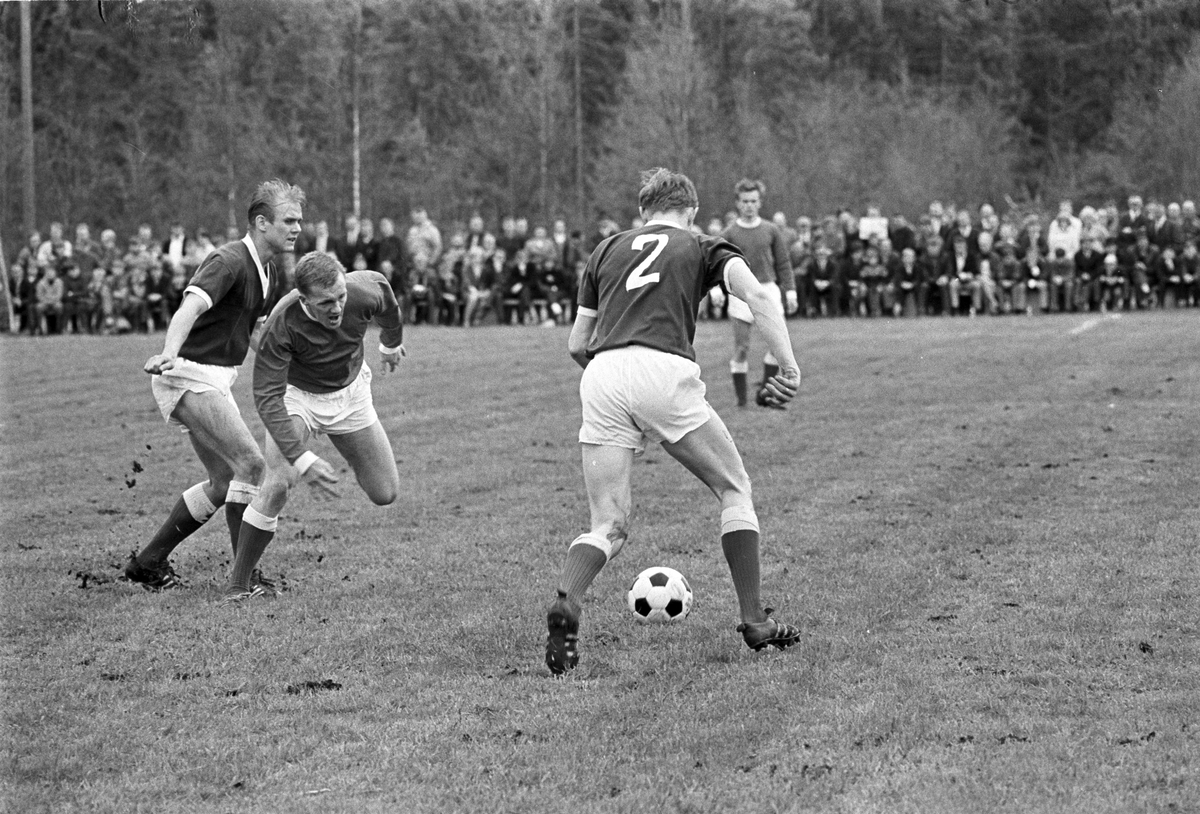 Serie. Fotballkamp mellom Aurskog og Brann. Fotografert 16. mai 1967.