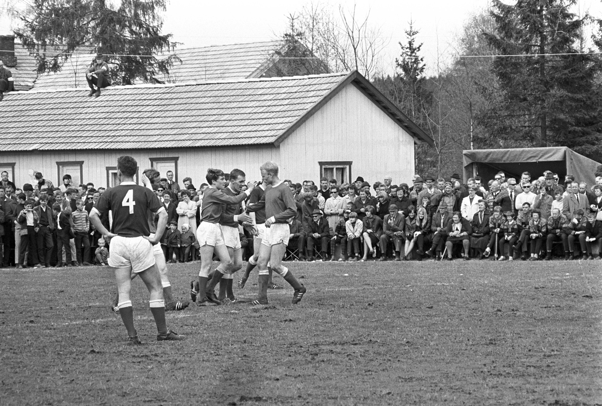 Serie. Fotballkamp mellom Aurskog og Brann. Fotografert 16. mai 1967.