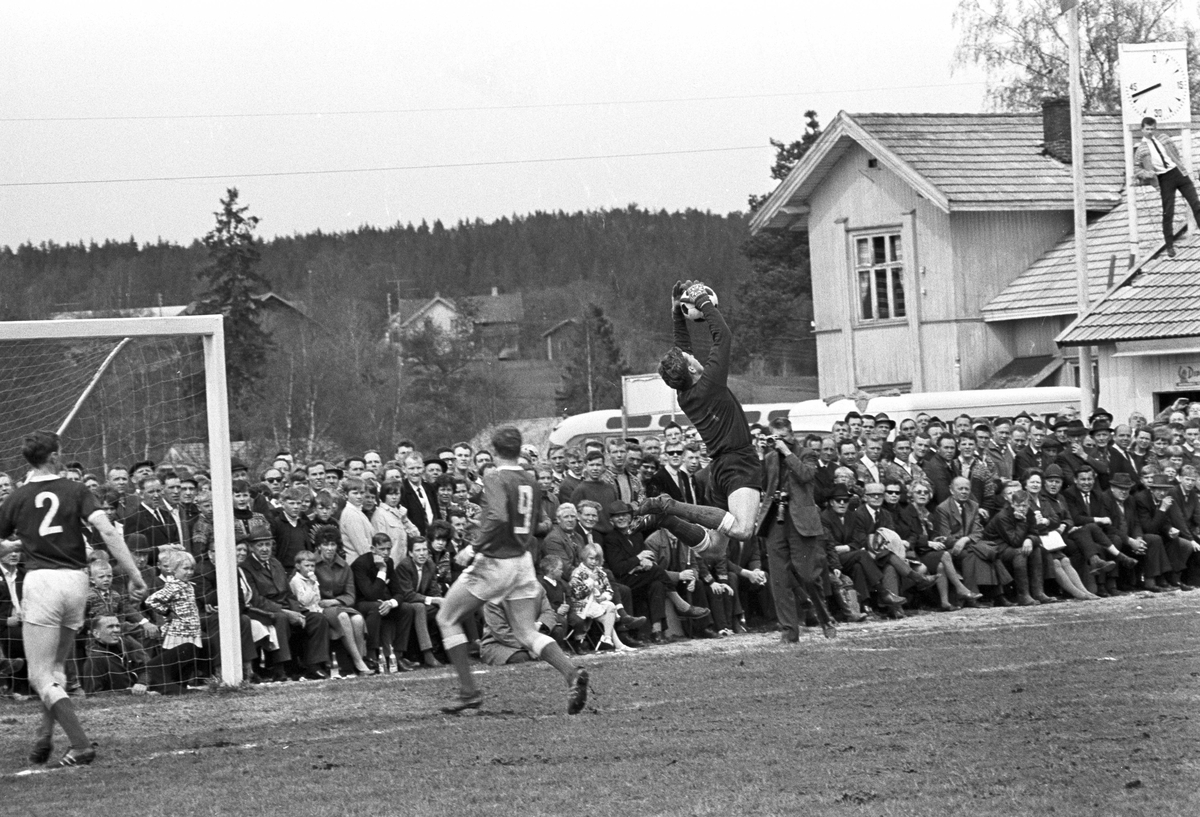 Serie. Fotballkamp mellom Aurskog og Brann. Fotografert 16. mai 1967.