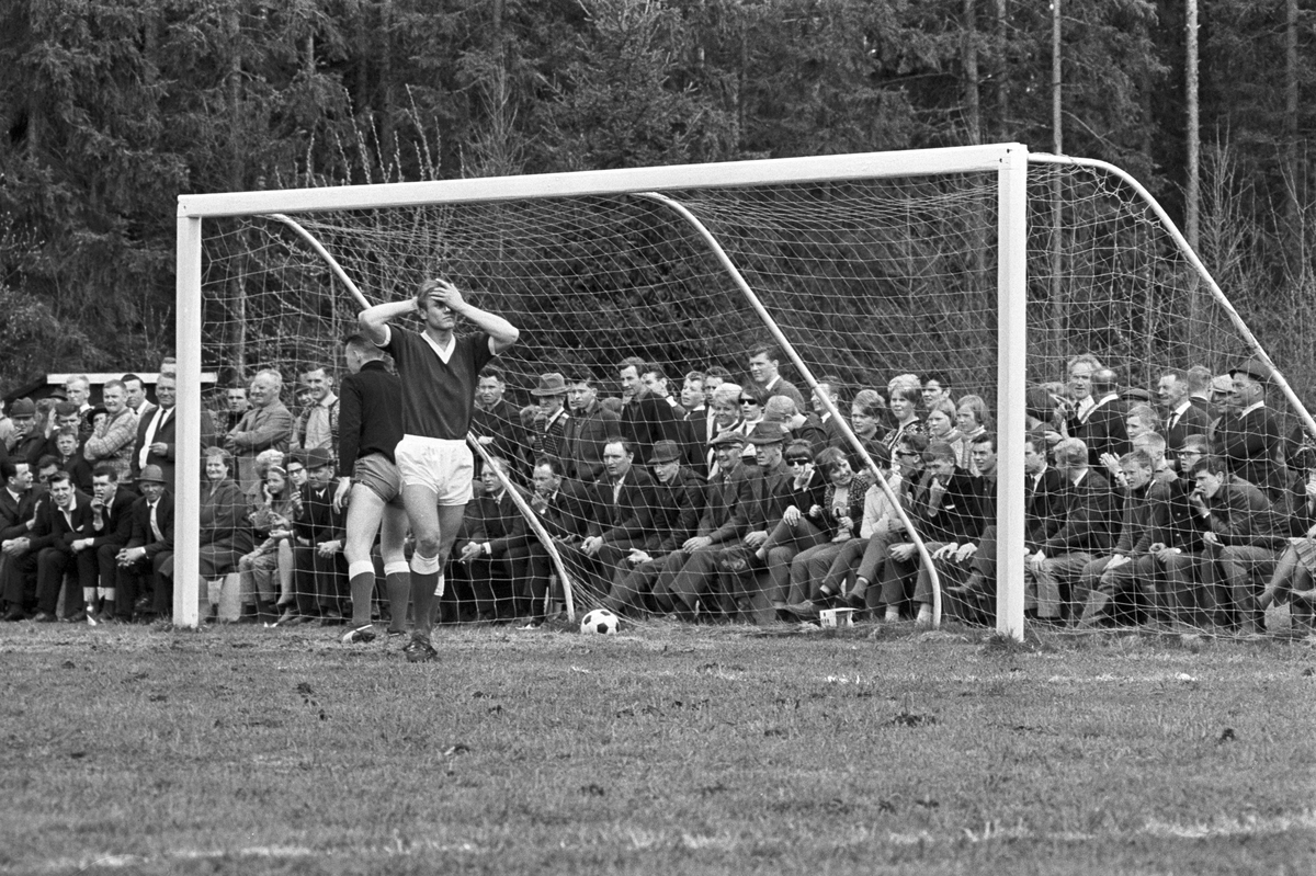 Serie. Fotballkamp mellom Aurskog og Brann. Fotografert 16. mai 1967.