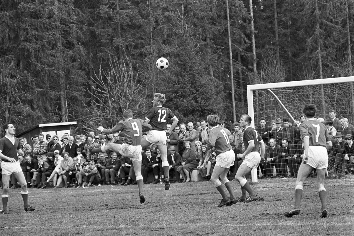 Serie. Fotballkamp mellom Aurskog og Brann. Fotografert 16. mai 1967.