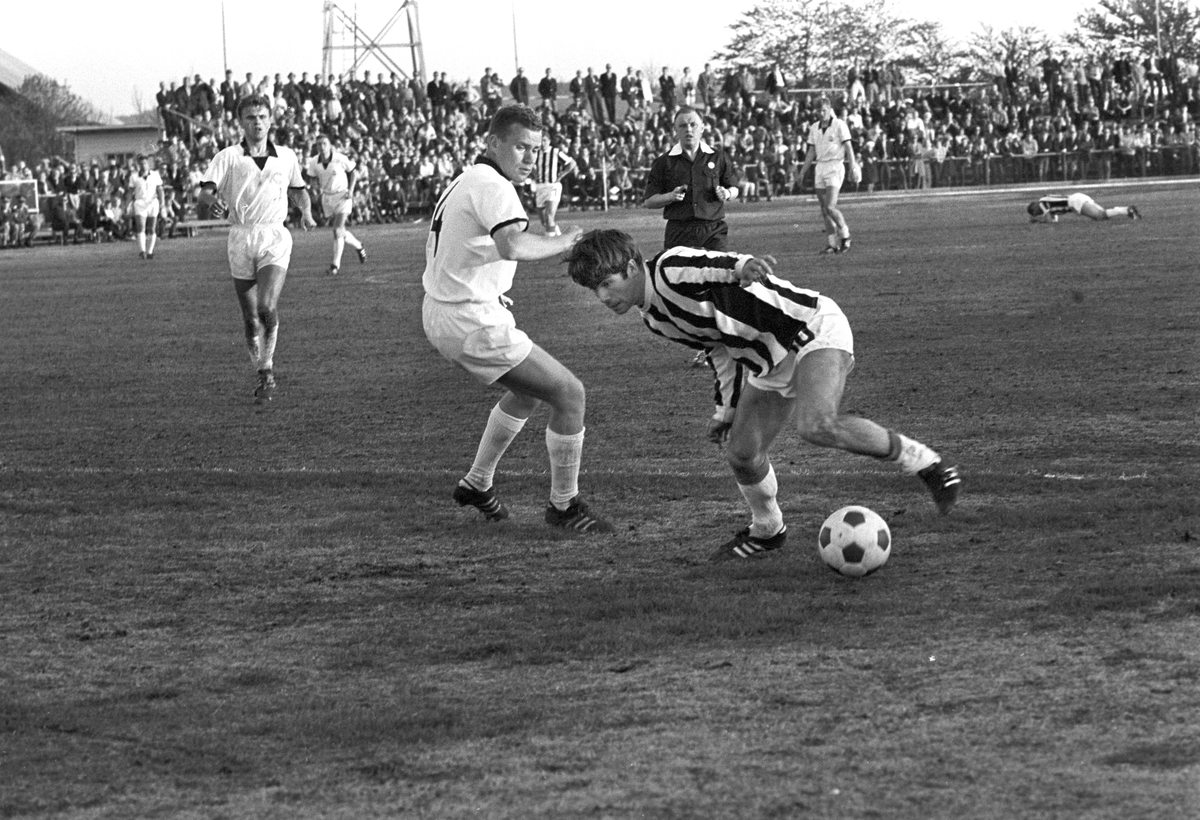 Serie. Fotballkamp mellom Sarpsborg og Strømsgodset. Fotografert juli 1969.