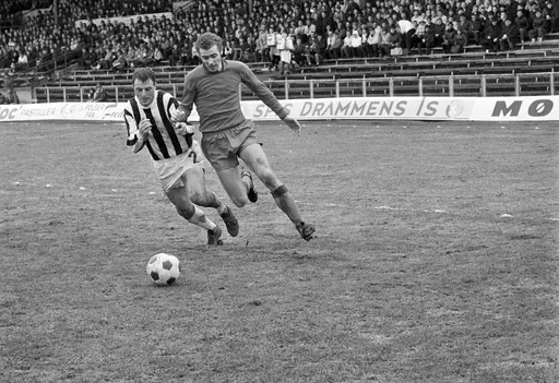 Serie. Fotballkamp mellom Skeid og Sarpsborg på Ullevål stadion, Oslo. Fotografert 27. april 1970.