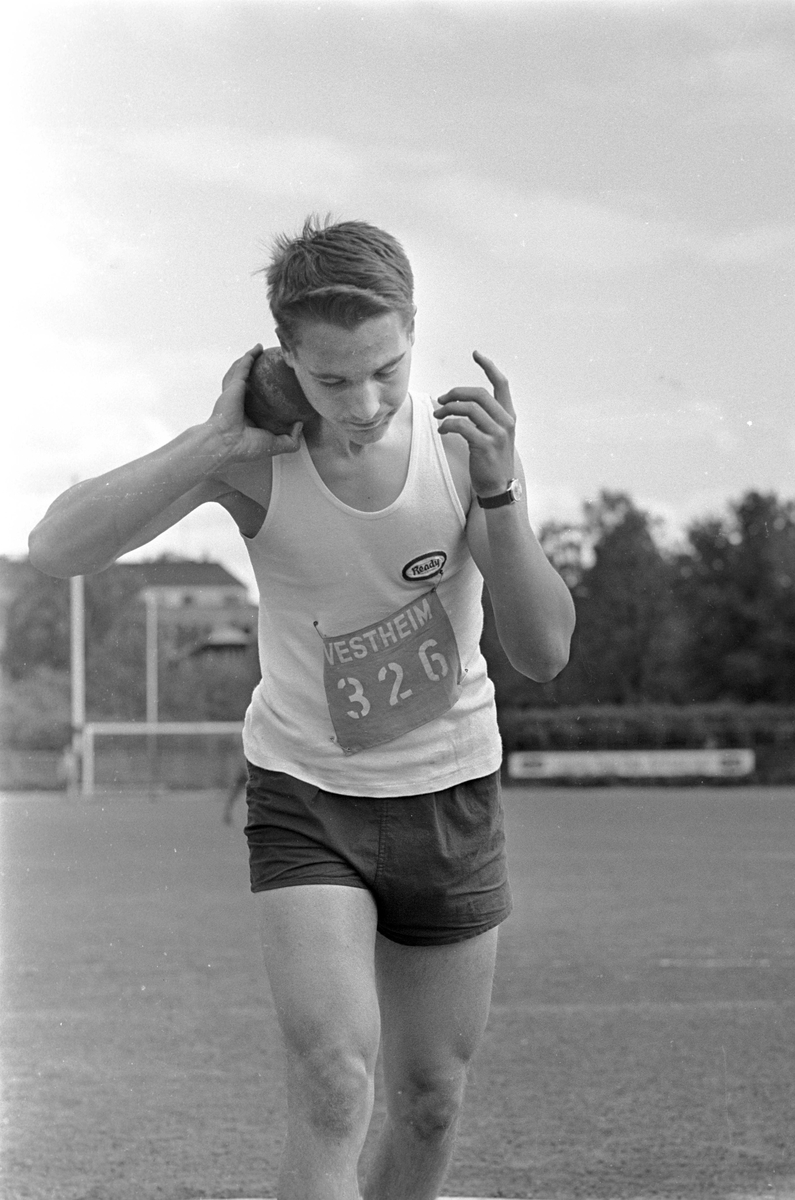 Serie. Friidrett på Frogner stadion, Oslo. Dagbladpokalen overrekkes. Fotografert 1964.