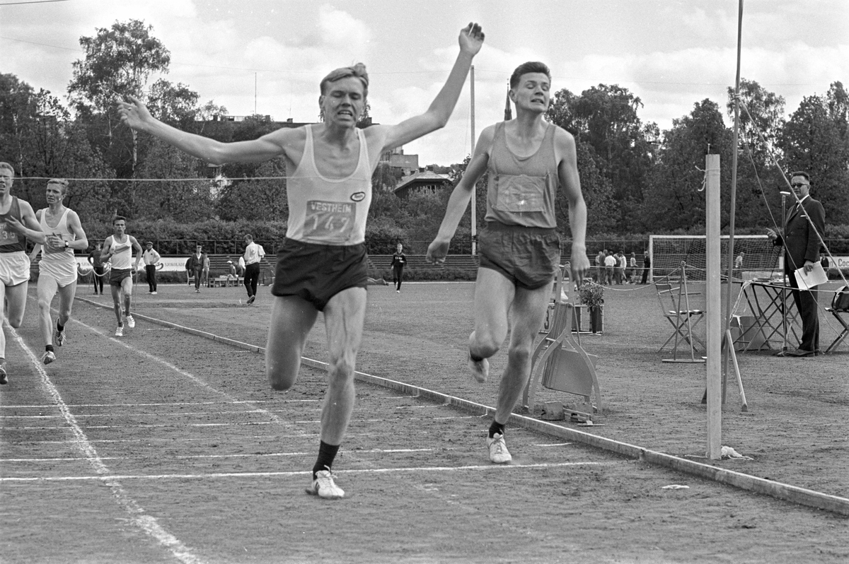 Serie. Friidrett på Frogner stadion, Oslo. Dagbladpokalen overrekkes. Fotografert 1964.