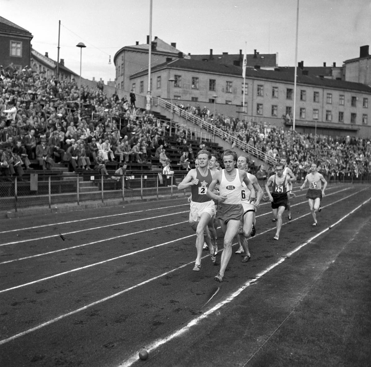 Serie. Friidrett på Bislett, Oslo. Det settes rekord på 1500 meter. Fotografert 1954.