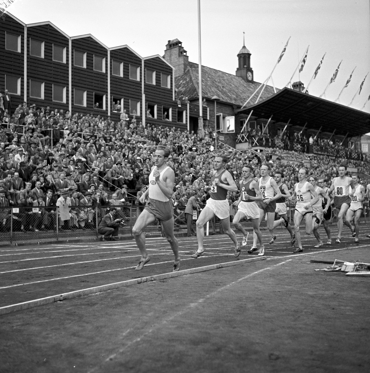 Serie. Friidrett på Bislett, Oslo. Det settes rekord på 1500 meter. Fotografert 1954.