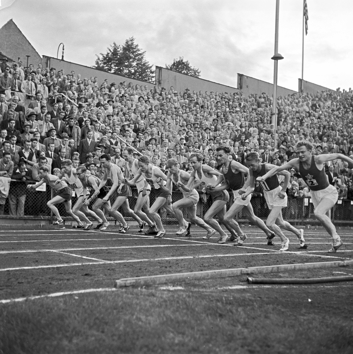 Serie. Friidrett på Bislett, Oslo. Det settes rekord på 1500 meter. Fotografert 1954.