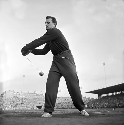 Serie. Landskamp i friidrett mellom Ungarn og Norge på Bislett, Oslo. Fotografert 1954.