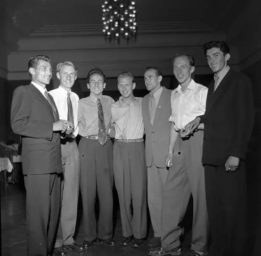 Serie. Det norske og rumenske stafettlaget på Bislett med påfølgende bankett.
Fotografert 1955.