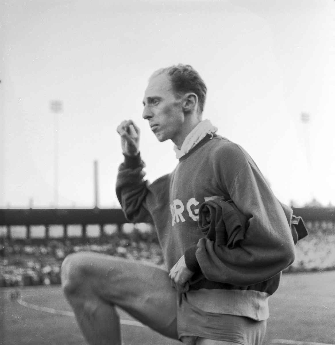 Serie. Det norske og rumenske stafettlaget på Bislett med påfølgende bankett.
Fotografert 1955. 
