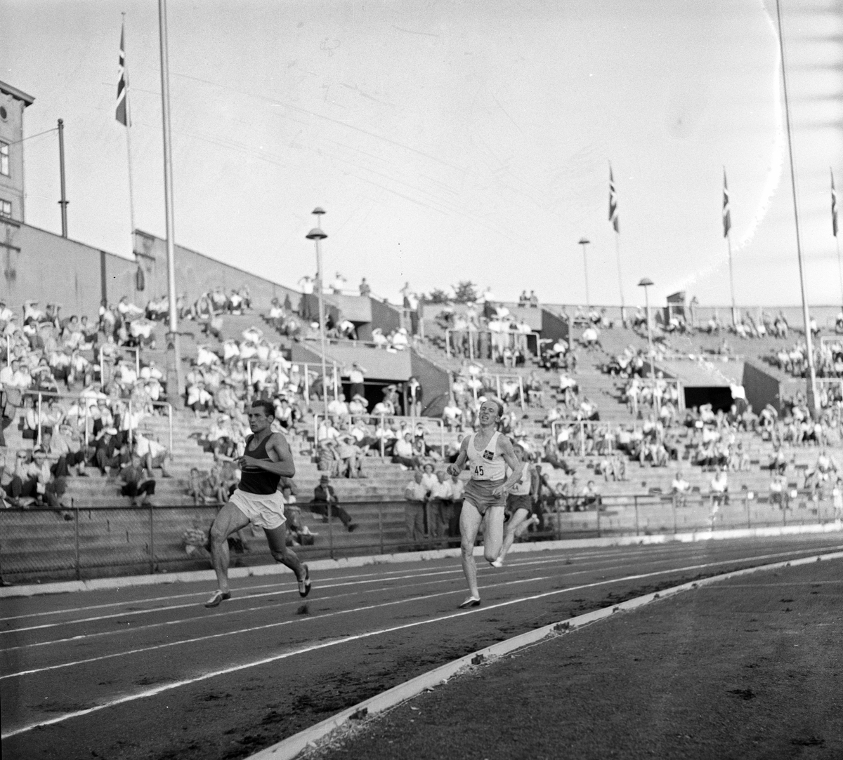 Serie. Det norske og rumenske stafettlaget på Bislett med påfølgende bankett.
Fotografert 1955. 
