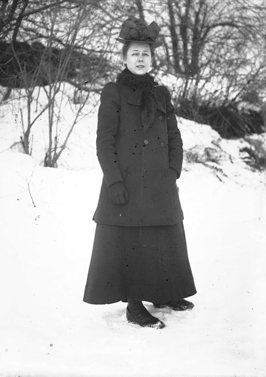 Serie bilder, noe fra Drøbak, Frogn, Akershus. Muligens noe fra Valdres. Familieliv, antagelig  familiene Hansen, Lund og Samuelson ca 1900-1905.