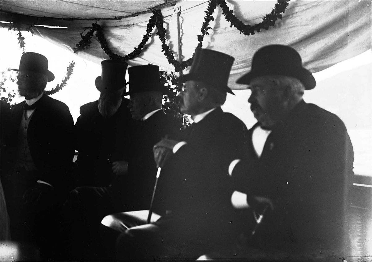 Serie bilder fra Lierbanen og Verdalselva bru i Verdal (1904). Familieliv, antagelig familien Lund ca 1900.
