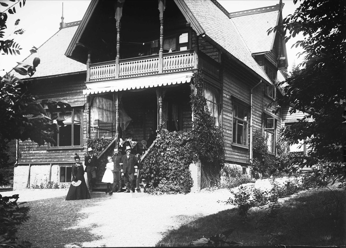 Serie bilder, fra Vorosmoen? (Hvalsmoen?) og opptog på Karl Johans gate. Militærbilder, antagelig familien Lund ca 1899.