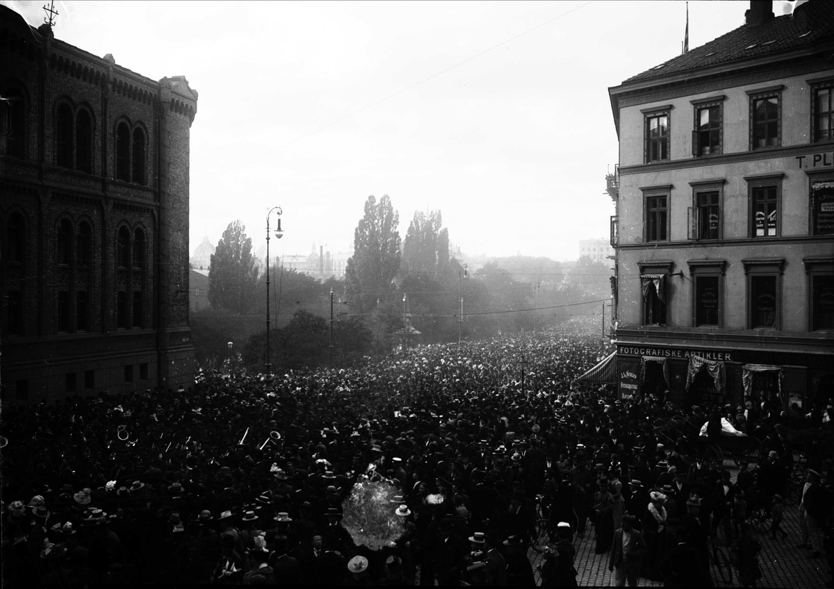 Serie bilder, fra Vorosmoen? (Hvalsmoen?) og opptog på Karl Johans gate. Militærbilder, antagelig familien Lund ca 1899.