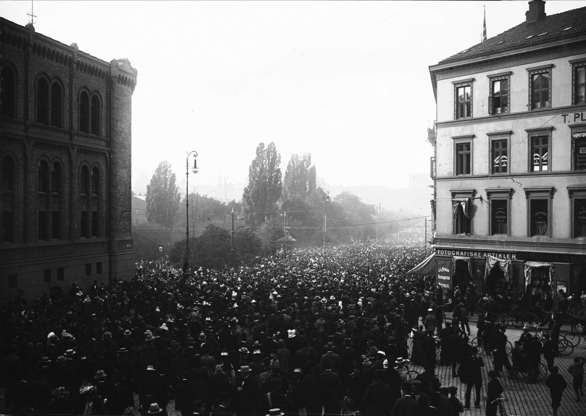 Serie bilder, fra Vorosmoen? (Hvalsmoen?) og opptog på Karl Johans gate. Militærbilder, antagelig familien Lund ca 1899.