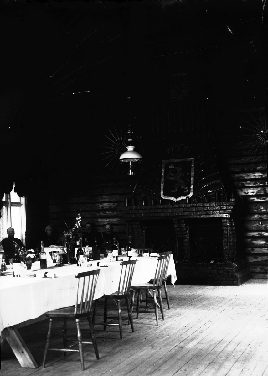 Serie bilder, fra Vorosmoen? (Hvalsmoen?) og opptog på Karl Johans gate. Militærbilder, antagelig familien Lund ca 1899.