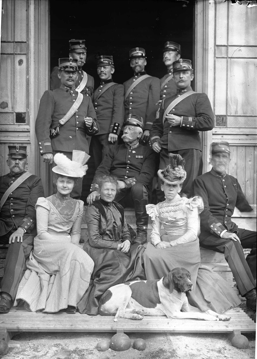 Serie bilder, fra Vorosmoen? (Hvalsmoen?) og opptog på Karl Johans gate. Militærbilder, antagelig familien Lund ca 1899.