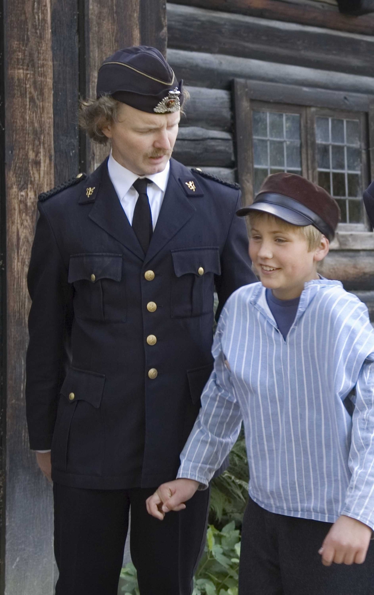 Arrangement i forbindelse med Astrid Lindgren 100 år, søndag 26.08.2006.
Emil pågrebet av Onkel Politi.