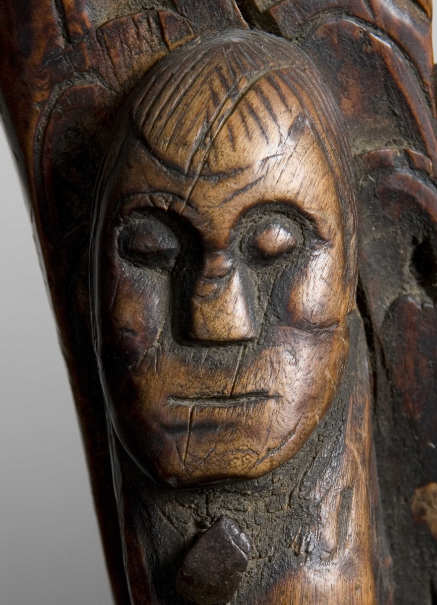 Serie bilder av kirkebenk, ca år 1250, antagelig fra Heddal stavkirke. 
I Norsk Folkemuseums samling, fra Kong Oscar IIs samlinger.