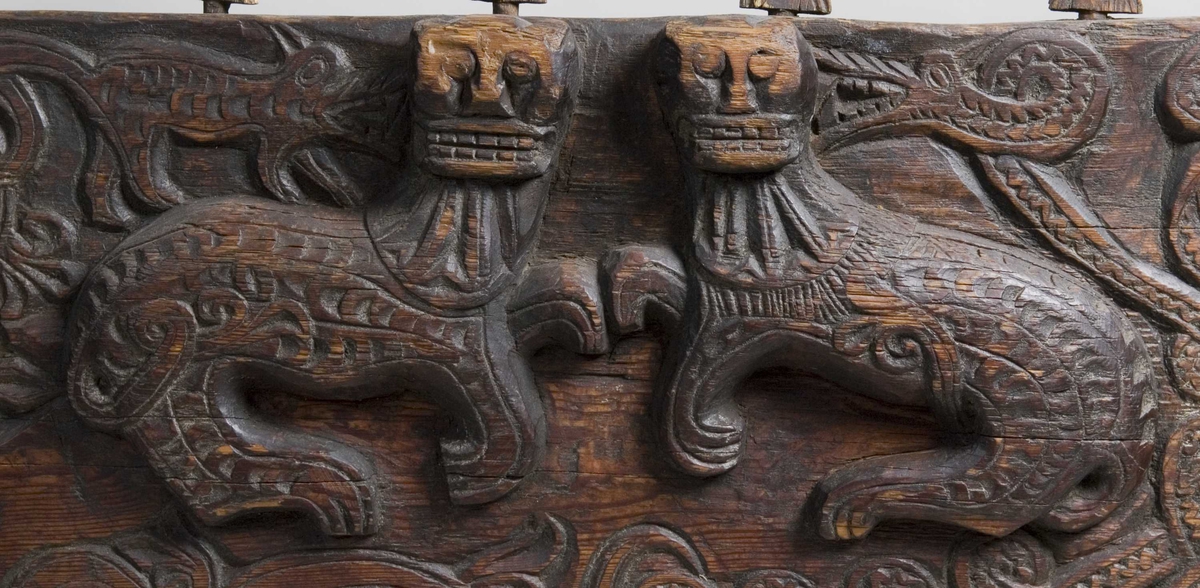 Serie bilder av kirkebenk, ca år 1250, antagelig fra Heddal stavkirke. 
I Norsk Folkemuseums samling, fra Kong Oscar IIs samlinger.