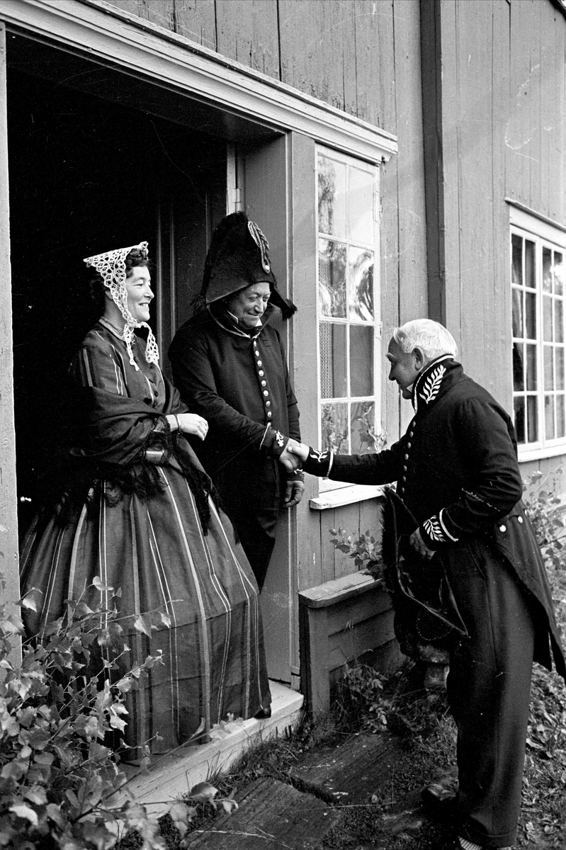 Serie. Innspiling av historisk film, Toten museum, Stenberg, Vestre Toten, Oppland. Fotografert 1962.