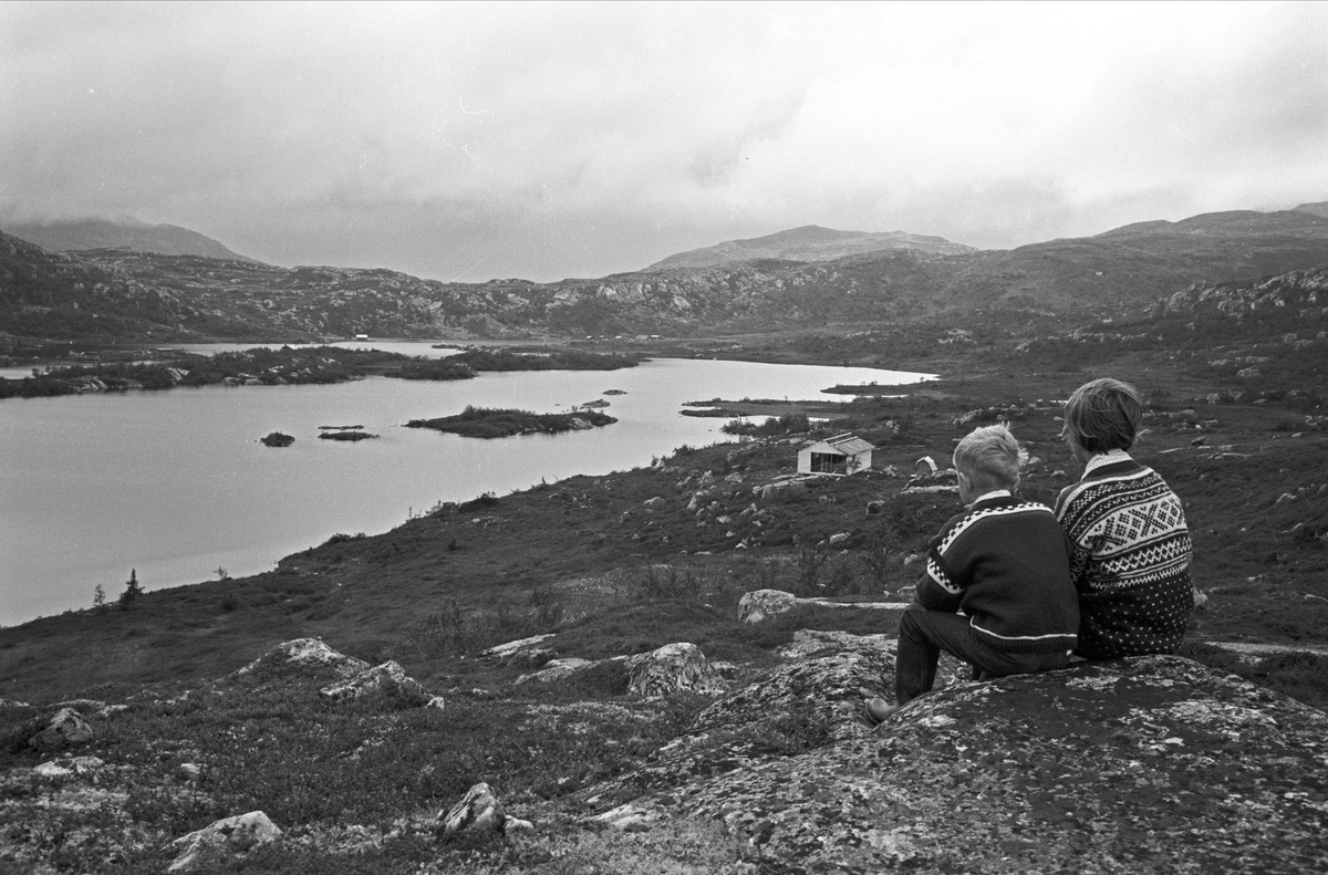 Serie. Tempelseter, Eggedal, Sigdal, Buskerud. Frilufts- og hytteliv samt bygging av Tempelseter høyfjellshotell. Fotografert 1963.