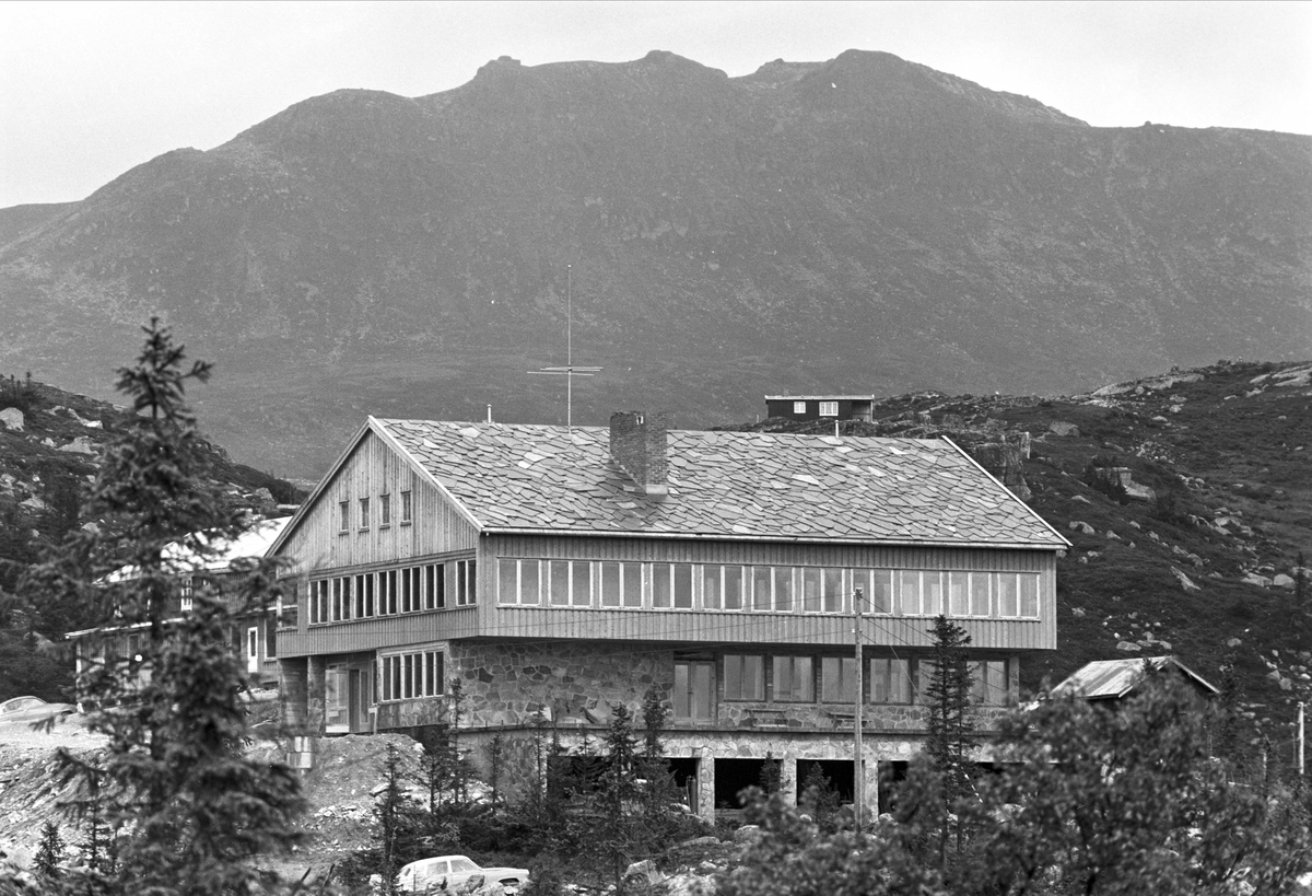 Serie. Tempelseter, Eggedal, Sigdal, Buskerud. Frilufts- og hytteliv samt bygging av Tempelseter høyfjellshotell. Fotografert 1963.