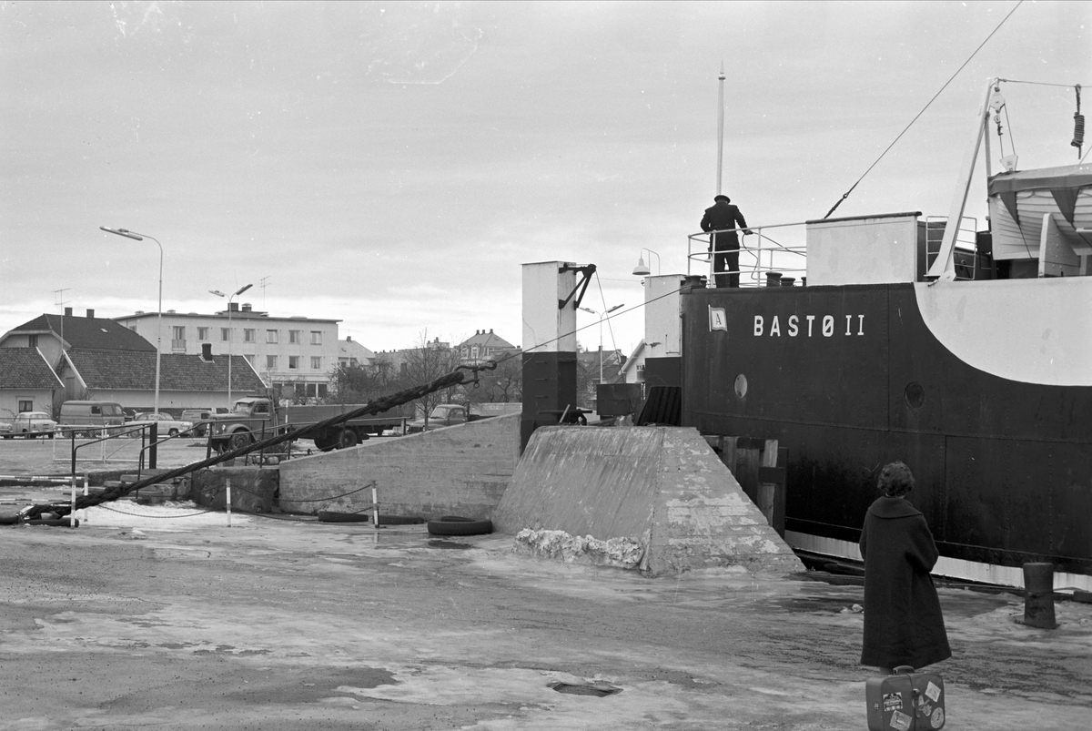 Serie. Fra Horten sentrum og Bastø-fergen, Horten, Vestfold. Fotografert febr. 1961. Skulptur av lekende bjørn.