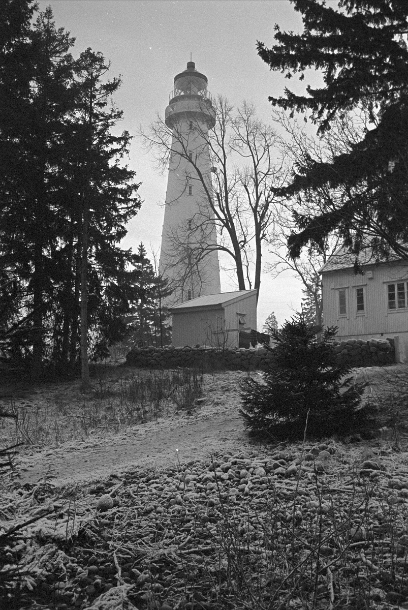 Serie. Hus og strender på Jomfruland, Kragerø, Telemark. Fotografert des. 1963.